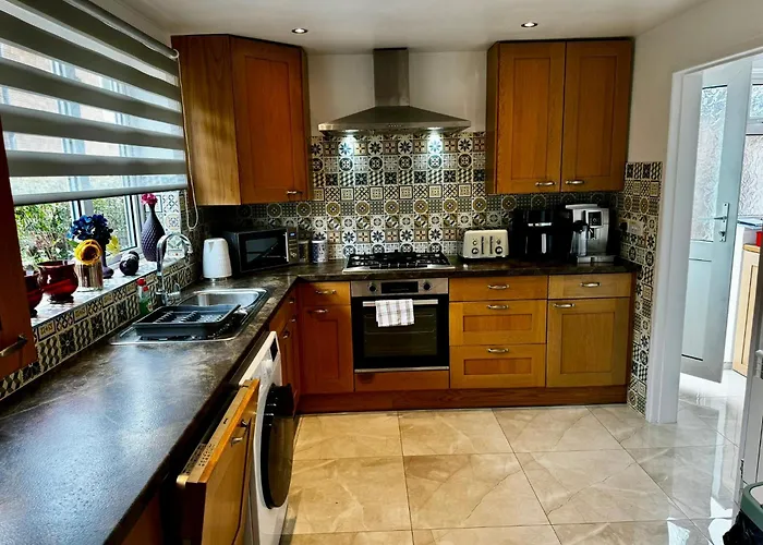 Strelley House 2- Spacious With Free Off-Street Parking, Wifi 500Mb & Netflix, Close To M1 Jct26 Family & Contractor Friendly