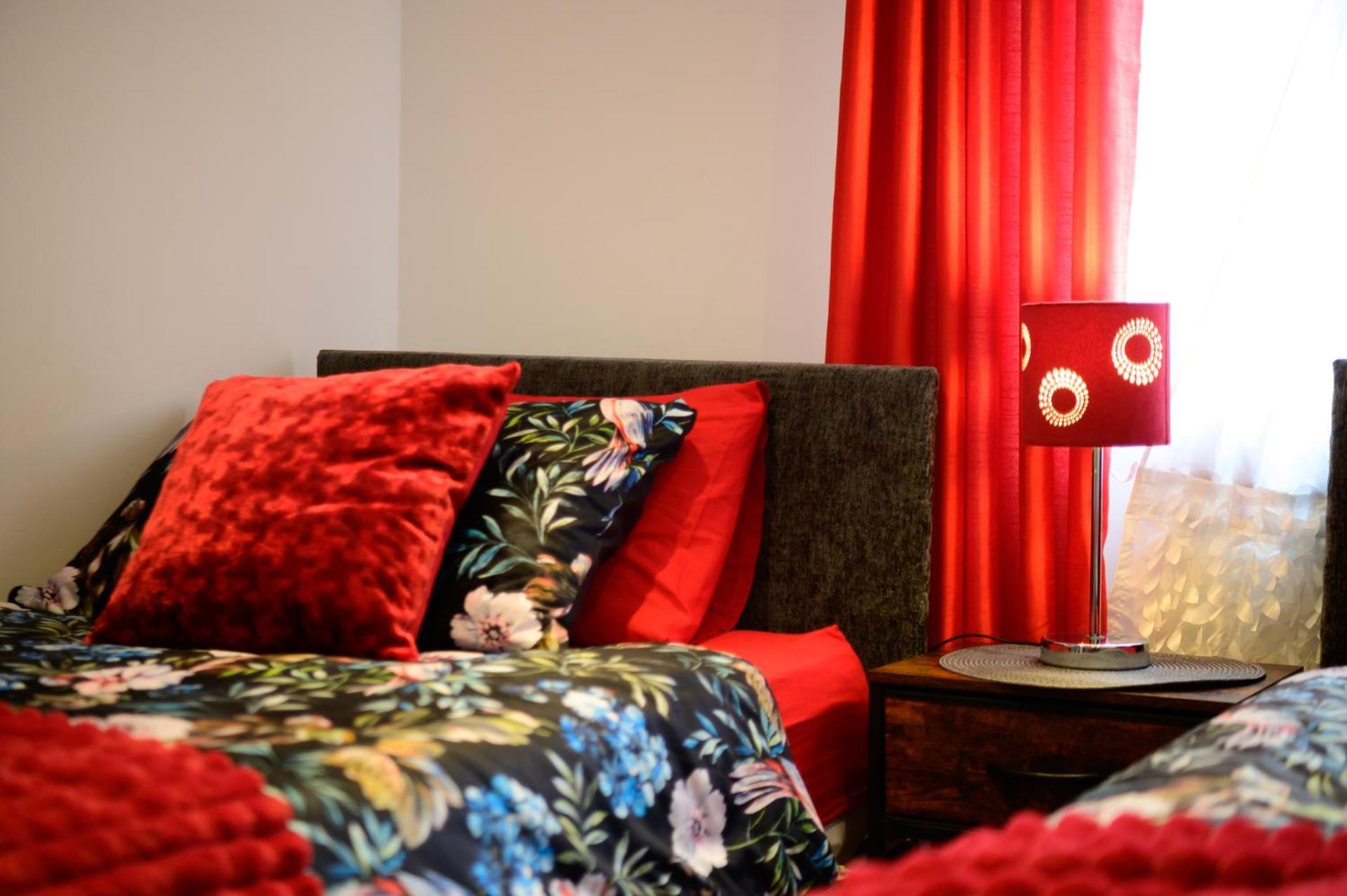 Strelley House 2- Spacious With Free Off-street Parking, Wifi 500mb & Netflix, Close To M1 Jct26 Family & Contractor Friendly