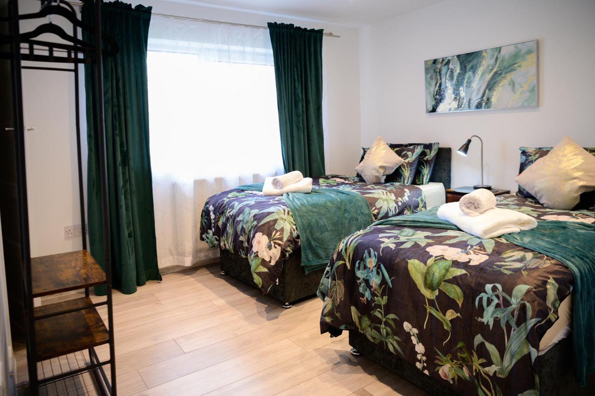 Strelley House 2- Spacious With Free Off-street Parking, Wifi 500mb & Netflix, Close To M1 Jct26 Family & Contractor Friendly