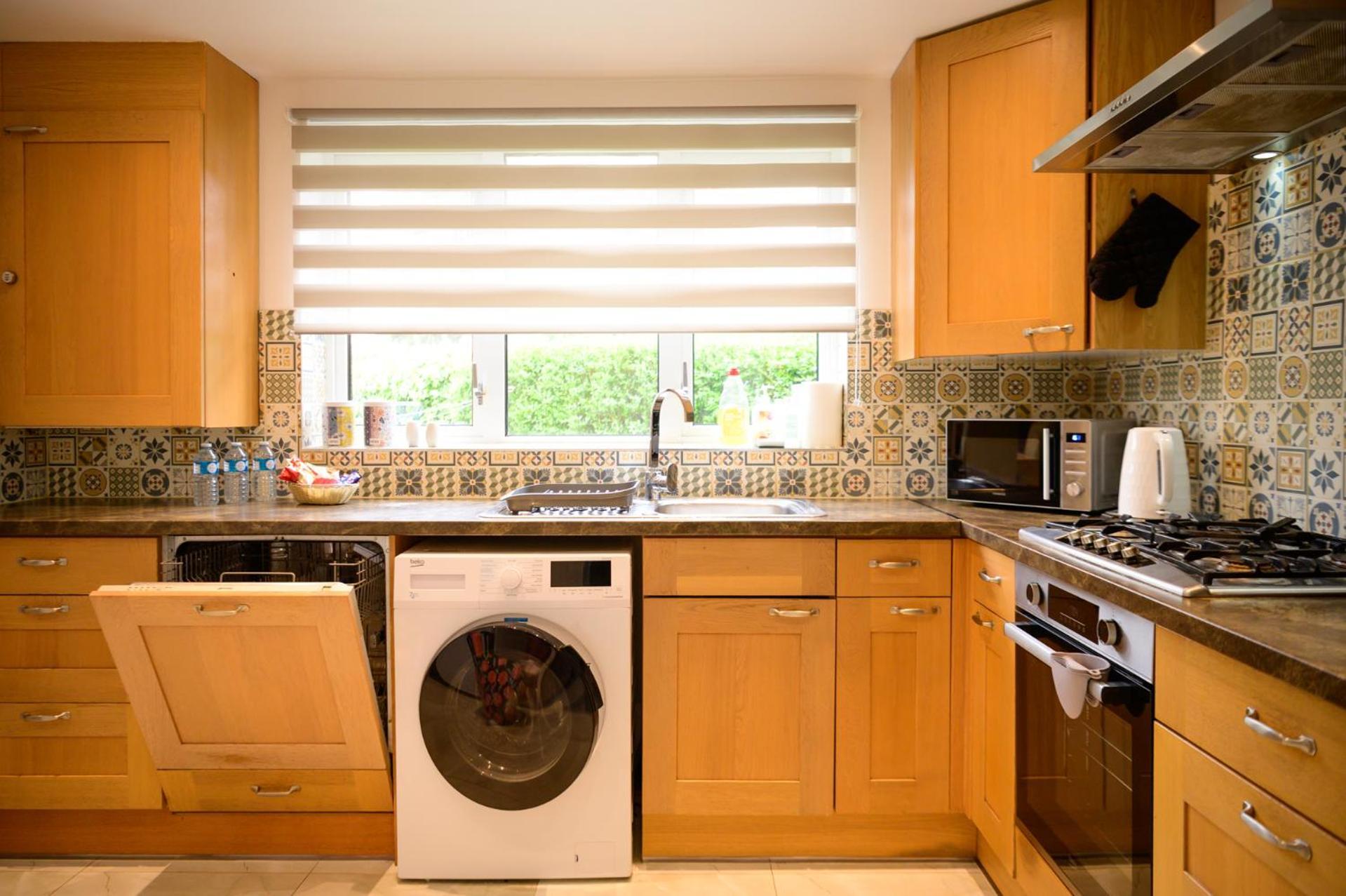 Strelley House 2- Spacious With Free Off-street Parking, Wifi 500mb & Netflix, Close To M1 Jct26 Family & Contractor Friendly Holiday home Nottingham