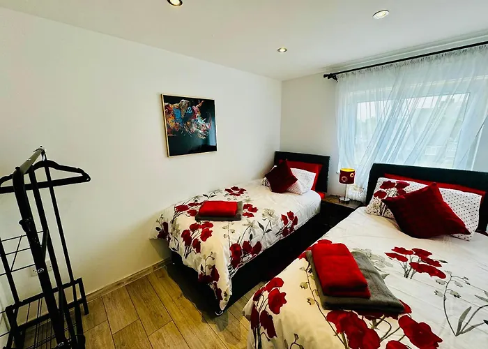 Strelley House 2- Spacious With Free Off-Street Parking, Wifi 500Mb & Netflix, Close To M1 Jct26 Family & Contractor Friendly