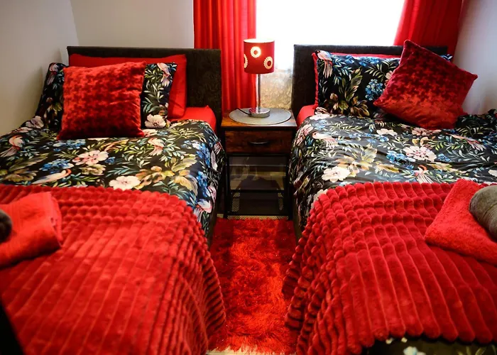 3Br,1 Bathroom,1 Shower,Cctv,Perfect For Business Trip & Families Holiday Or Working Proffesionals-Just 5 Min From M1,500Mb Wi-Fi,Netflix,Fully Equiped Kitchen,Asda Supermarket 5 Min Walk,Free Secure Parking&Relaxing Garden