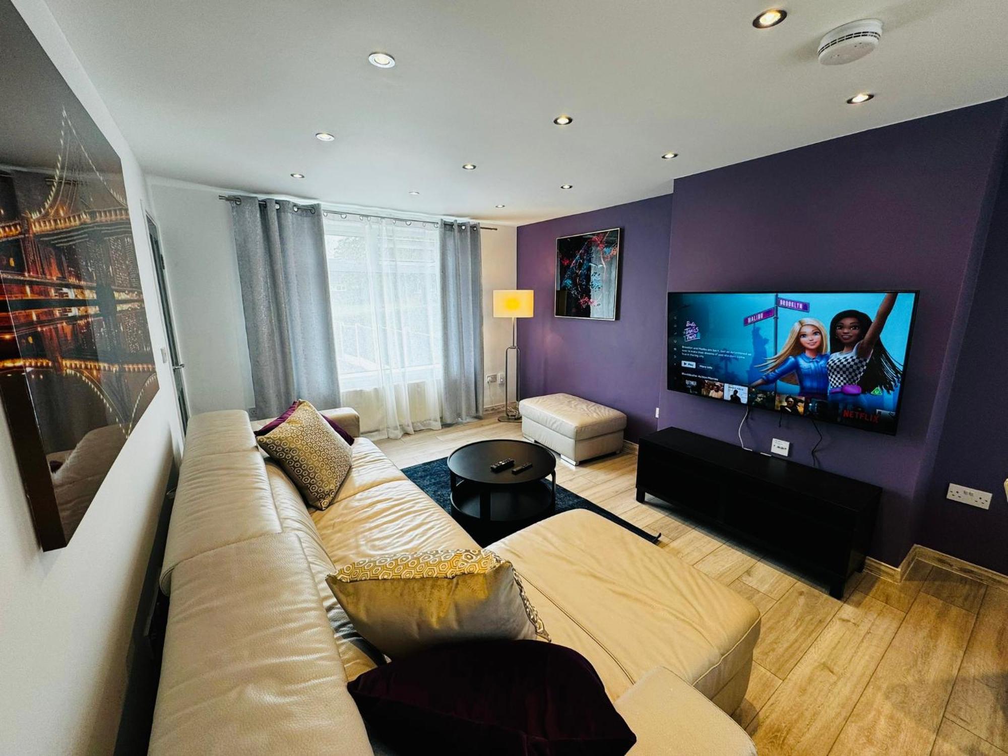 Ferienhaus Strelley House 2- Spacious With Free Off-street Parking, Wifi 500mb & Netflix, Close To M1 Jct26 Family & Contractor Friendly Nottingham