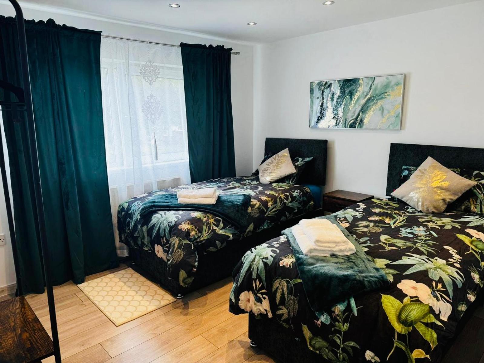 Strelley House 2- Spacious With Free Off-street Parking, Wifi 500mb & Netflix, Close To M1 Jct26 Family & Contractor Friendly Дом отдыха