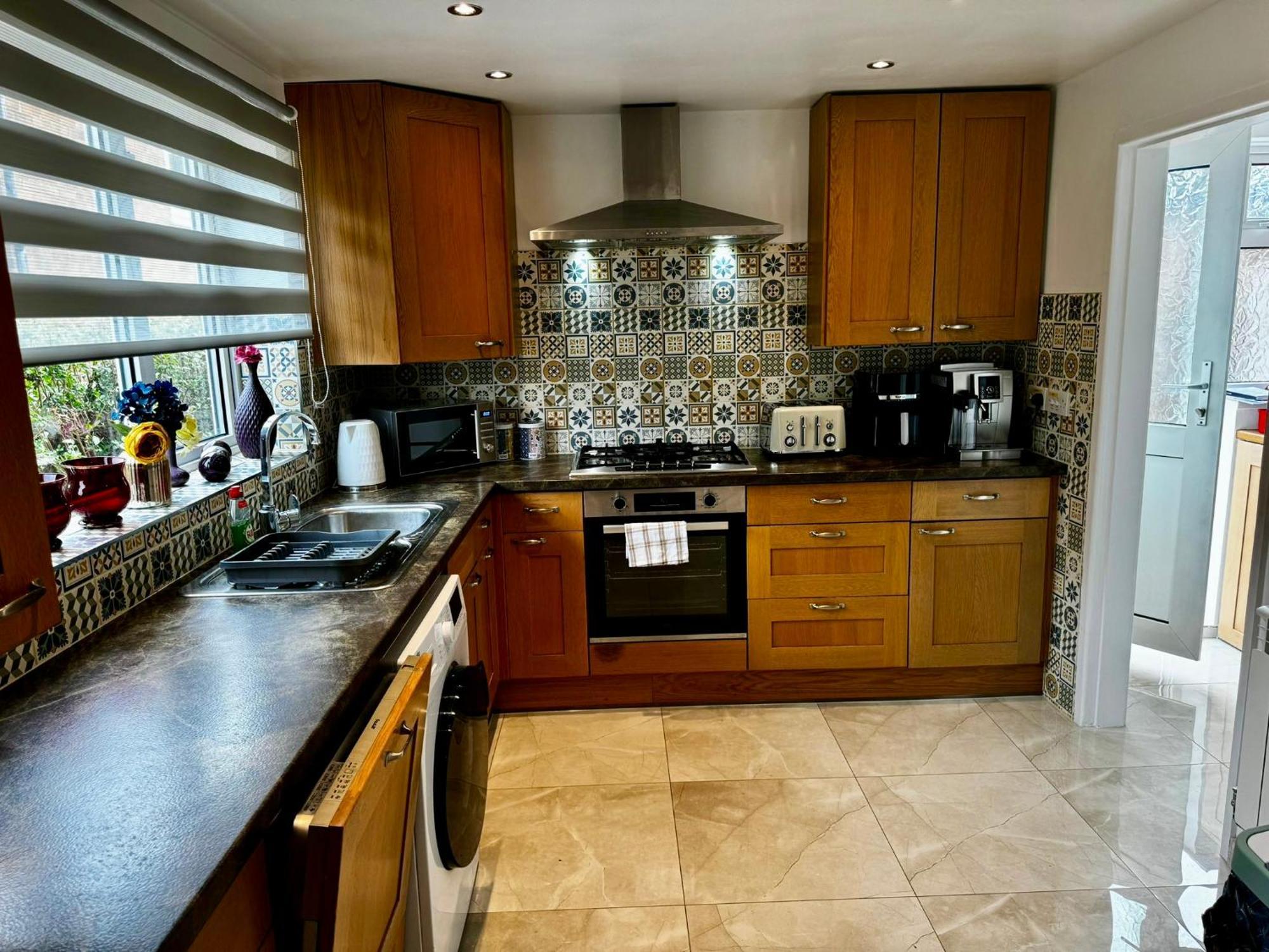 Strelley House 2- Spacious With Free Off-street Parking, Wifi 500mb & Netflix, Close To M1 Jct26 Family & Contractor Friendly Дом отдыха *