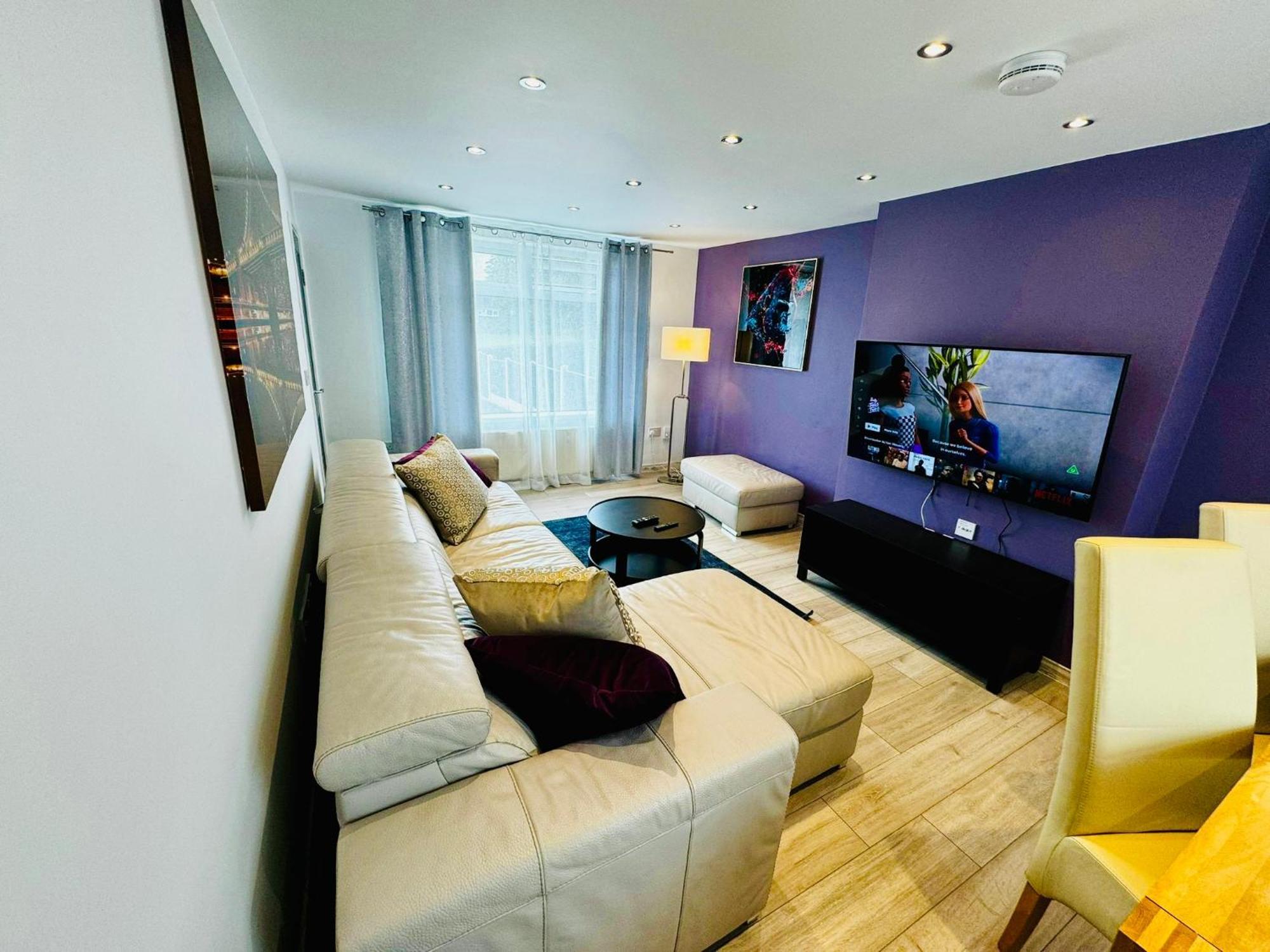 Дом отдыха Strelley House 2- Spacious With Free Off-street Parking, Wifi 500mb & Netflix, Close To M1 Jct26 Family & Contractor Friendly *