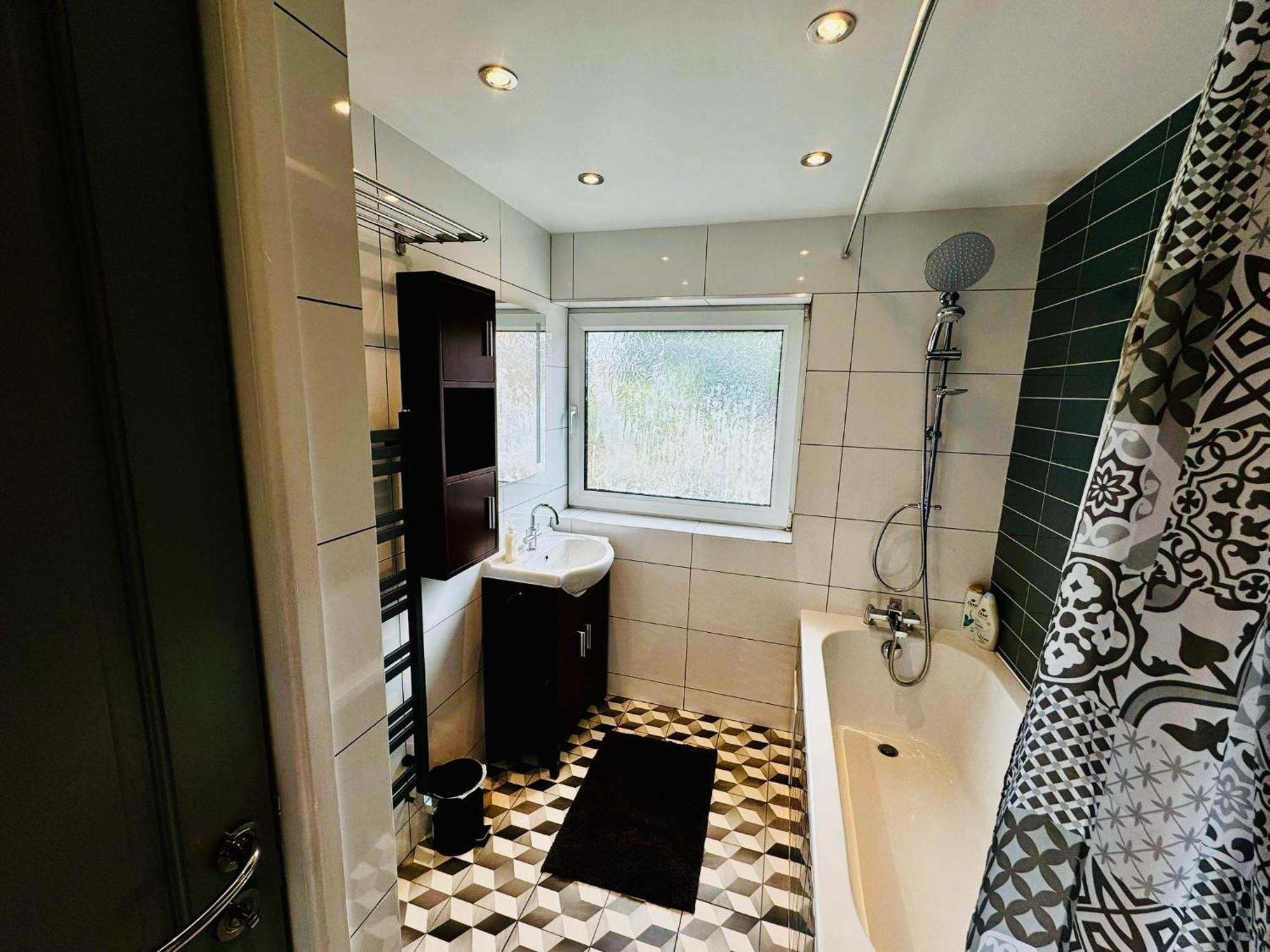 Strelley House 2- Spacious With Free Off-street Parking, Wifi 500mb & Netflix, Close To M1 Jct26 Family & Contractor Friendly Ferienhaus Nottingham