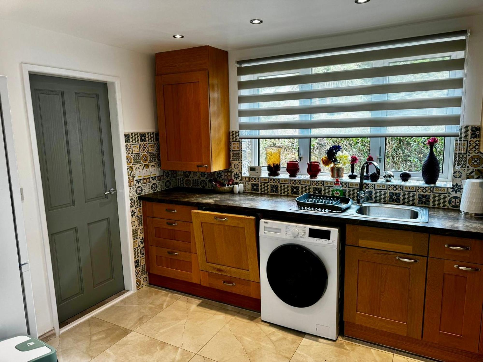 Ferienhaus Strelley House 2- Spacious With Free Off-street Parking, Wifi 500mb & Netflix, Close To M1 Jct26 Family & Contractor Friendly *