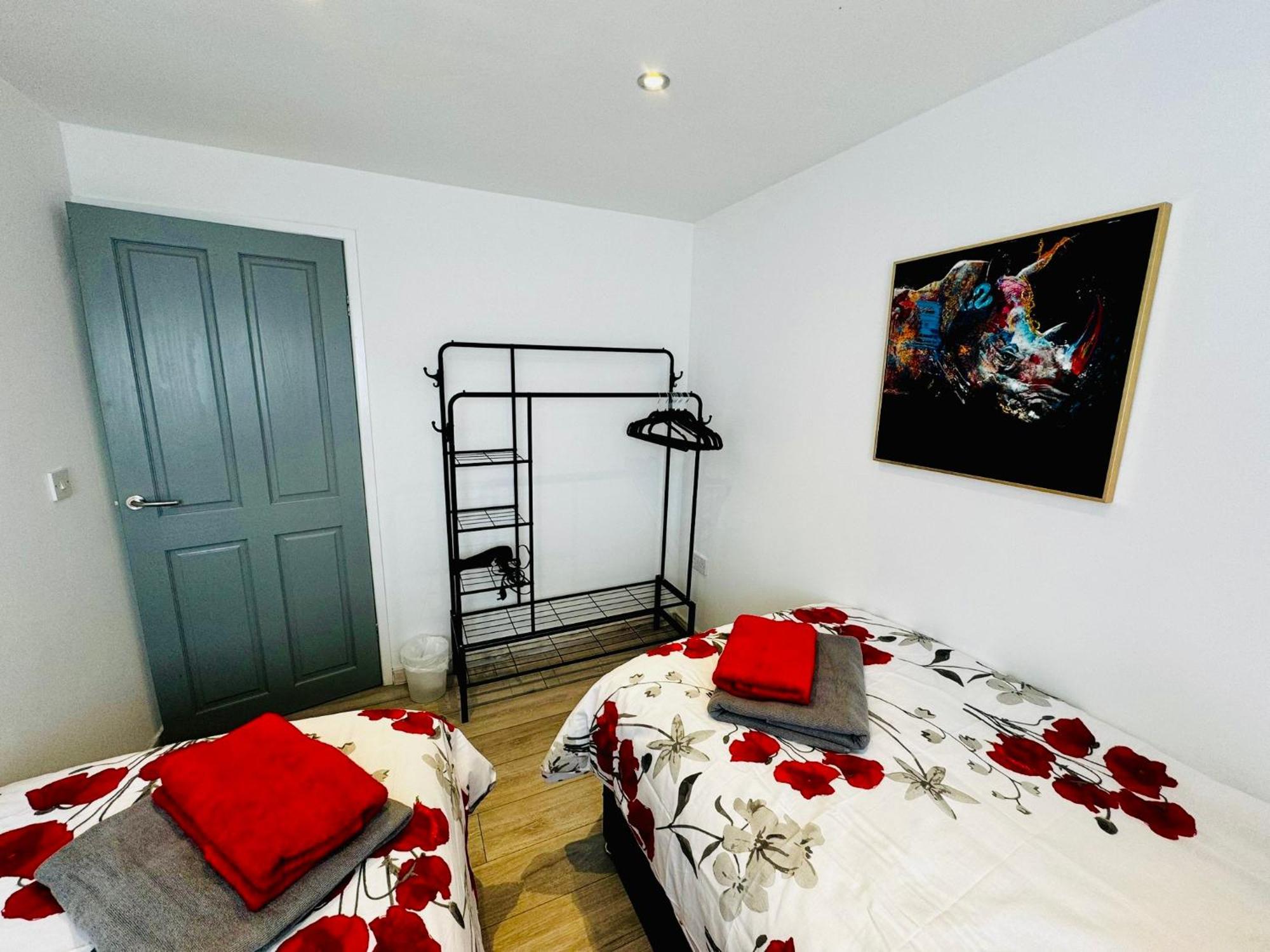 Strelley House 2- Spacious With Free Off-street Parking, Wifi 500mb & Netflix, Close To M1 Jct26 Family & Contractor Friendly Дом отдыха