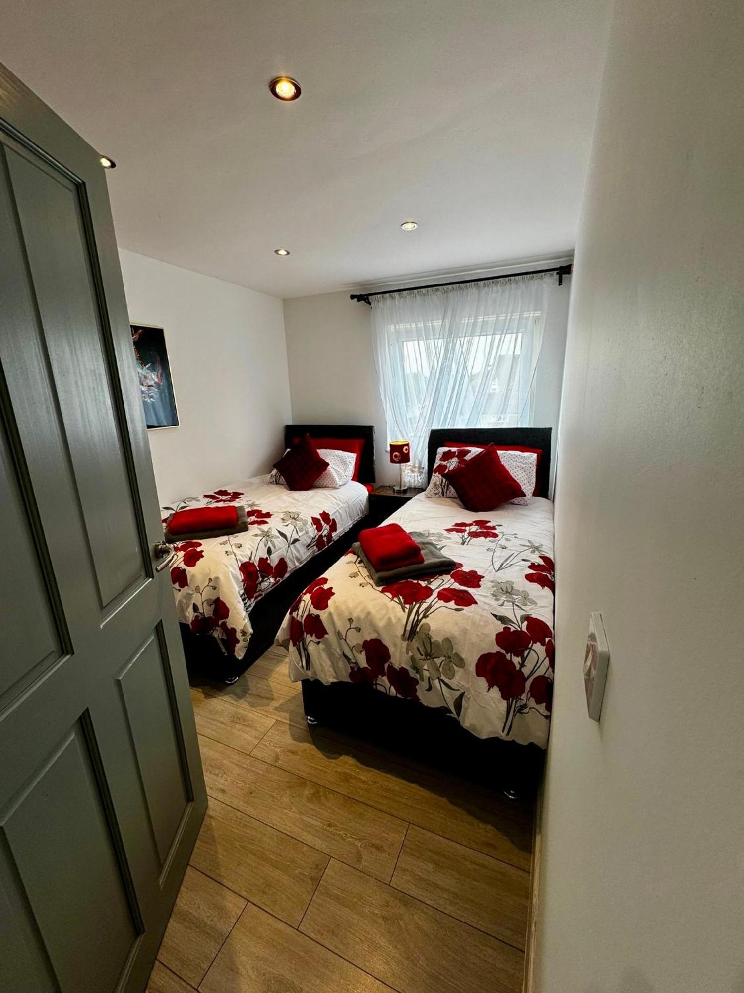 Дом отдыха Strelley House 2- Spacious With Free Off-street Parking, Wifi 500mb & Netflix, Close To M1 Jct26 Family & Contractor Friendly
