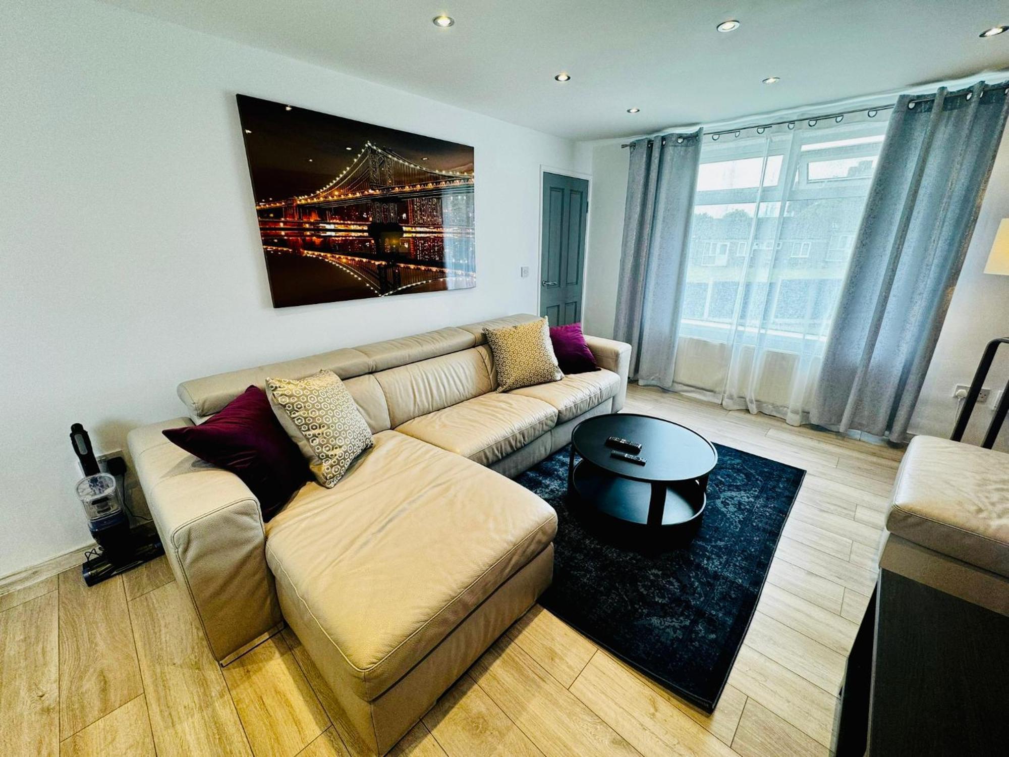 Дом отдыха Strelley House 2- Spacious With Free Off-street Parking, Wifi 500mb & Netflix, Close To M1 Jct26 Family & Contractor Friendly