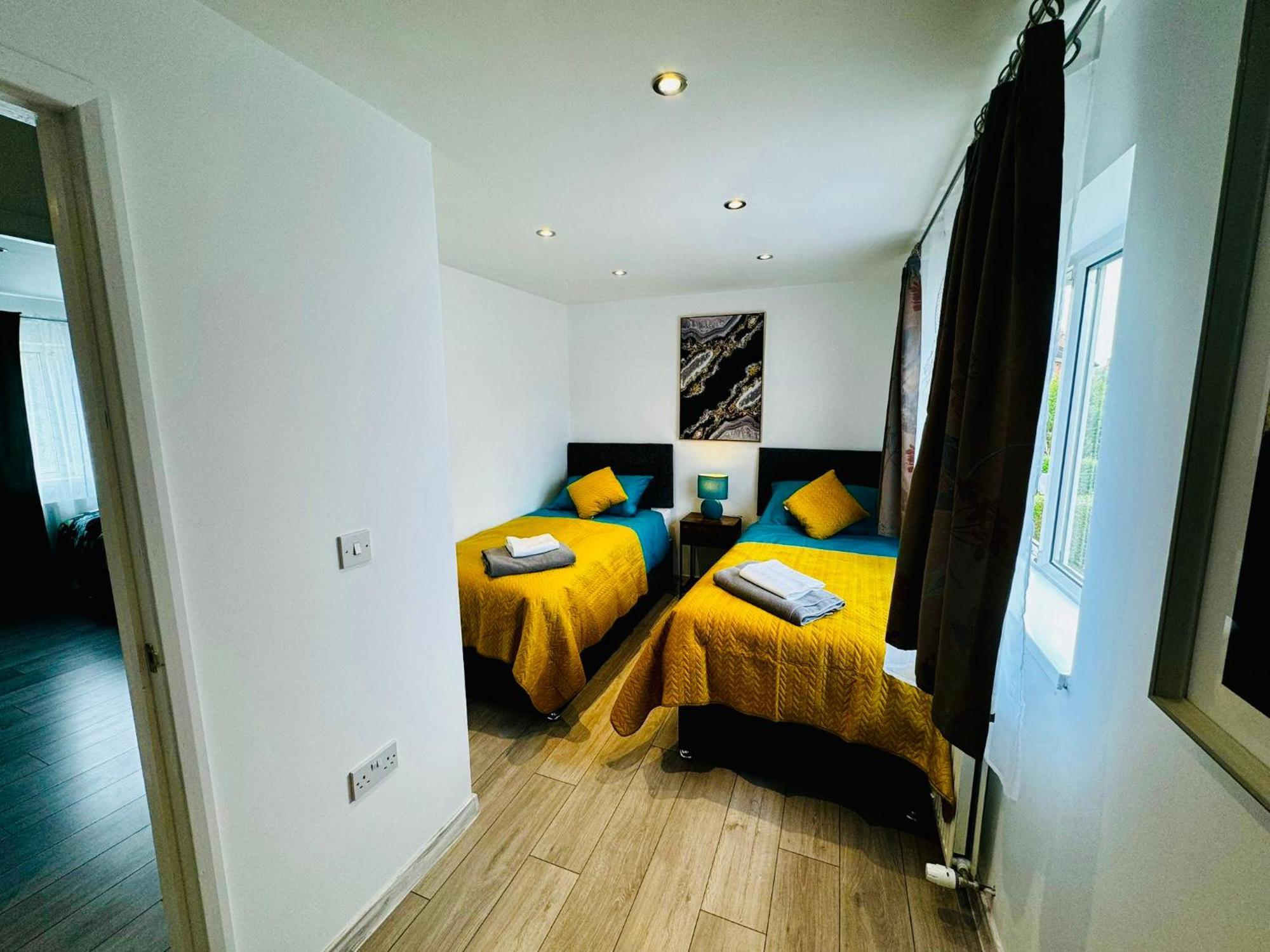 Ferienhaus Strelley House 2- Spacious With Free Off-street Parking, Wifi 500mb & Netflix, Close To M1 Jct26 Family & Contractor Friendly *