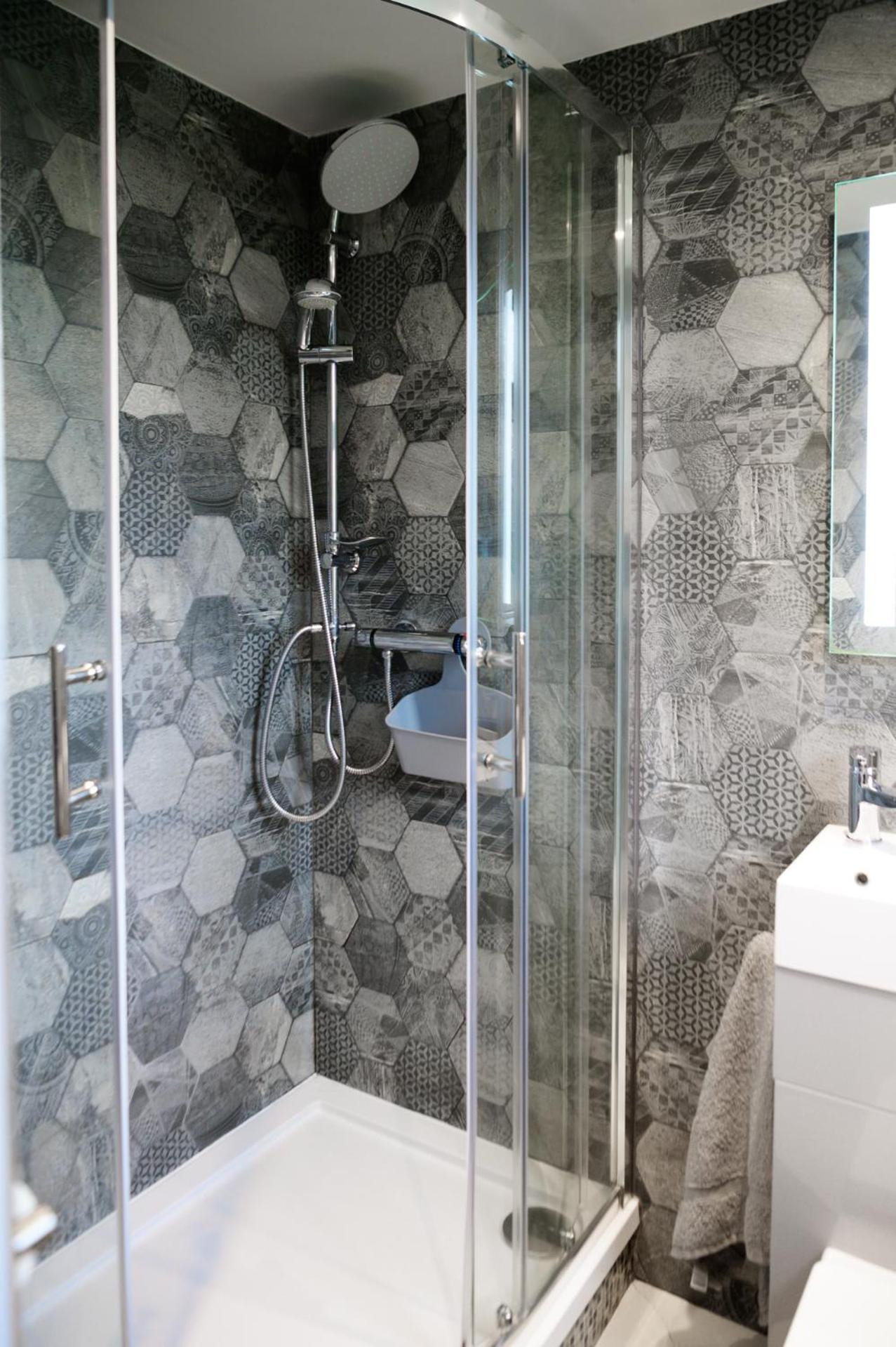 3br,1 Bathroom,1 Shower,cctv,perfect For Business Trip & Families Or Working Proffesionals-just 5 Min From M1,500mb Wi-fi,netflix,fully Equiped Kitchen,asda Supermarket 5 Min Walk,free Secure Parking&relaxing Garden Nottingham
