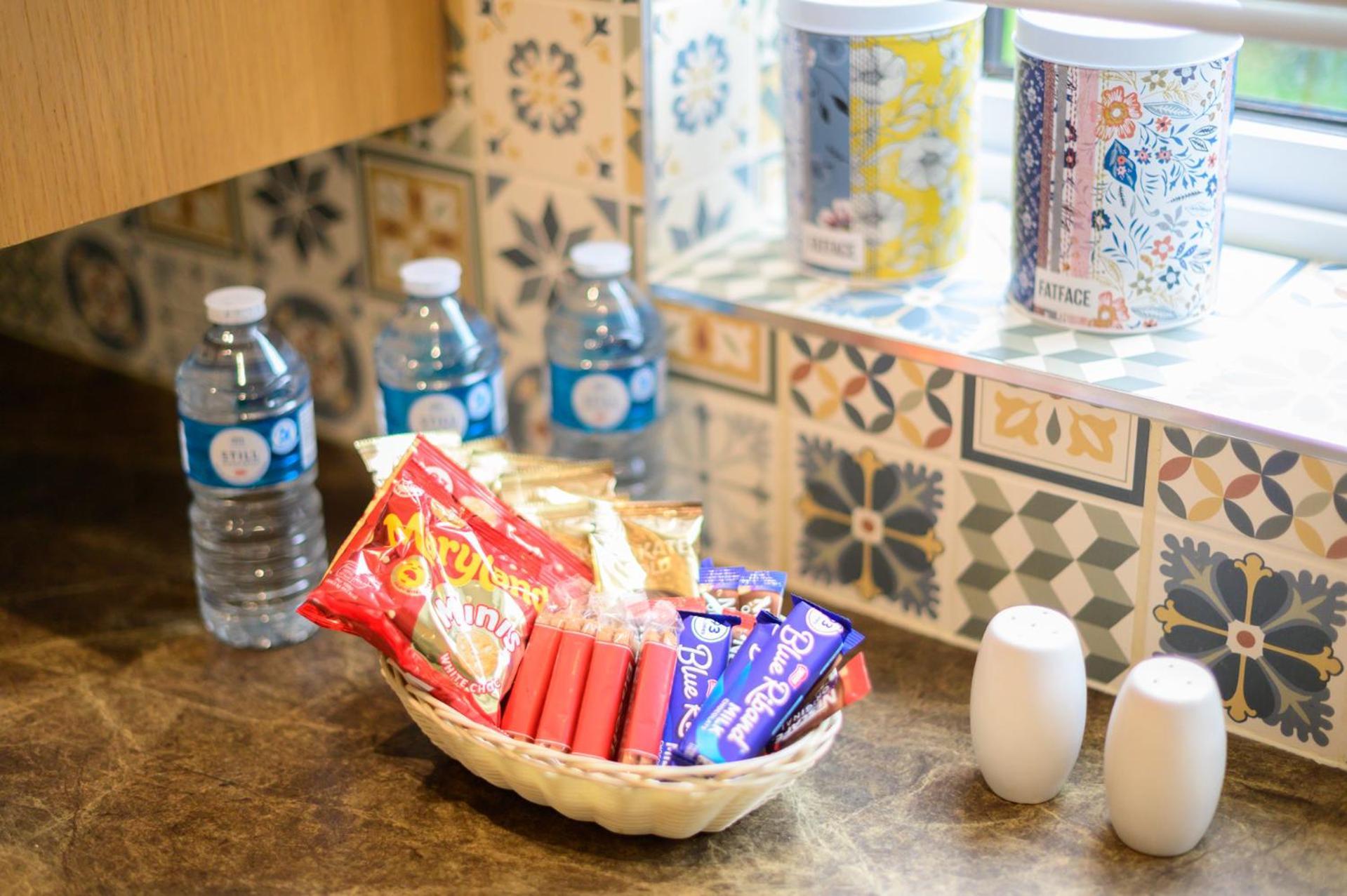 Vakantiehuis 3br,1 Bathroom,1 Shower,cctv,perfect For Business Trip & Families Or Working Proffesionals-just 5 Min From M1,500mb Wi-fi,netflix,fully Equiped Kitchen,asda Supermarket 5 Min Walk,free Secure Parking&relaxing Garden