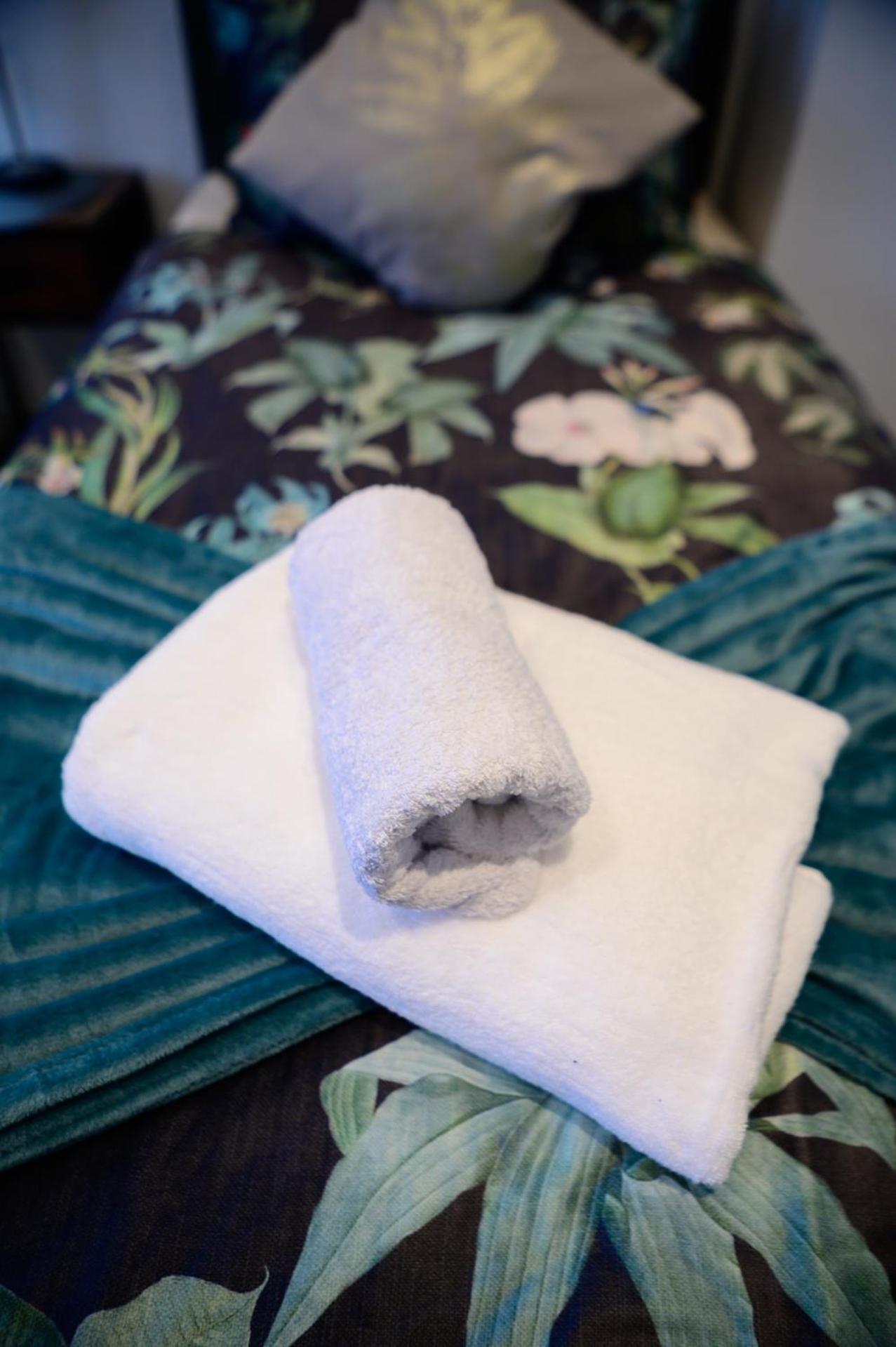 3br,1 Bathroom,1 Shower,cctv,perfect For Business Trip & Families Or Working Proffesionals-just 5 Min From M1,500mb Wi-fi,netflix,fully Equiped Kitchen,asda Supermarket 5 Min Walk,free Secure Parking&relaxing Garden Vakantiehuis *