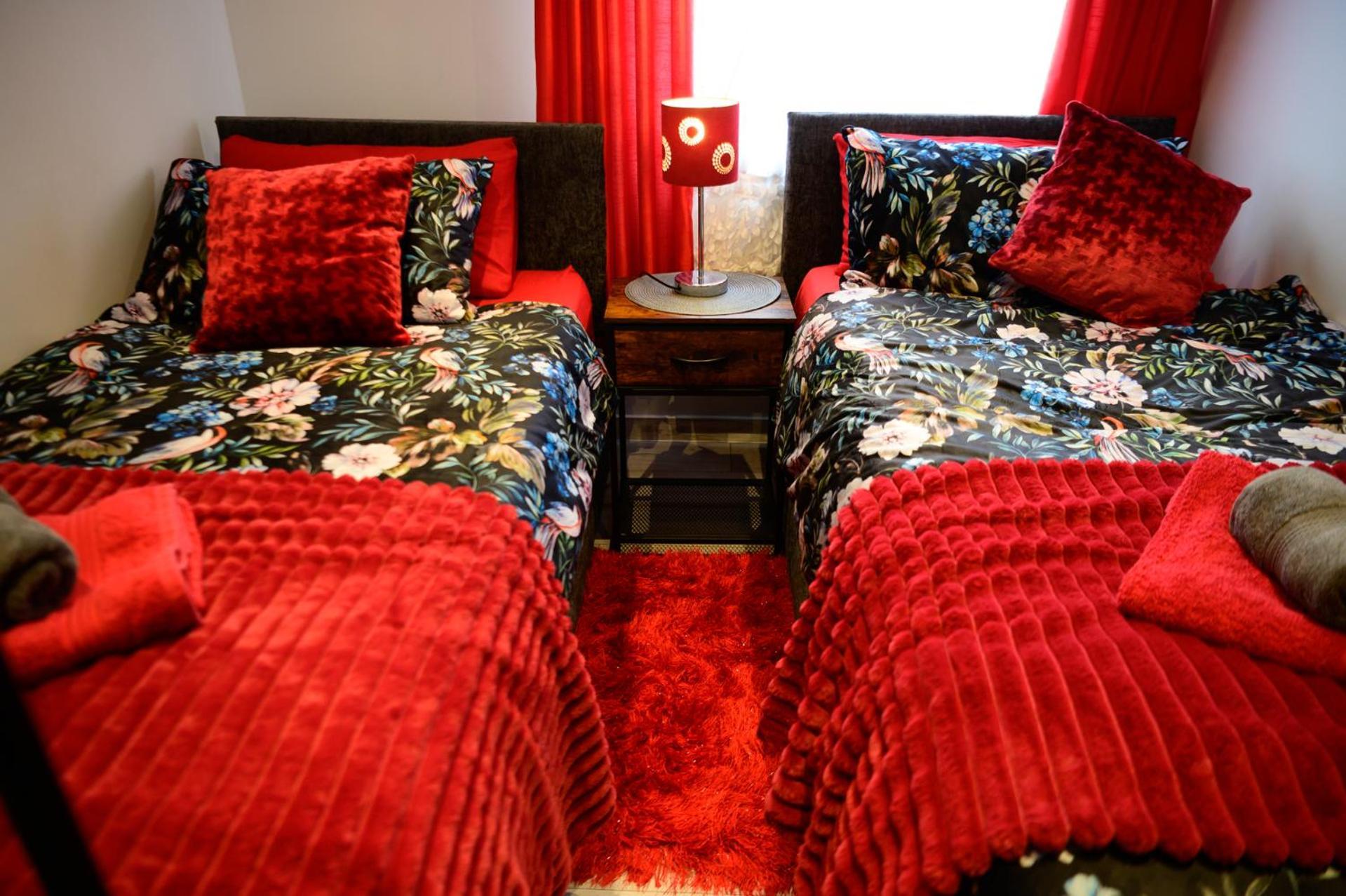3br,1 Bathroom,1 Shower,cctv,perfect For Business Trip & Families Or Working Proffesionals-just 5 Min From M1,500mb Wi-fi,netflix,fully Equiped Kitchen,asda Supermarket 5 Min Walk,free Secure Parking&relaxing Garden *