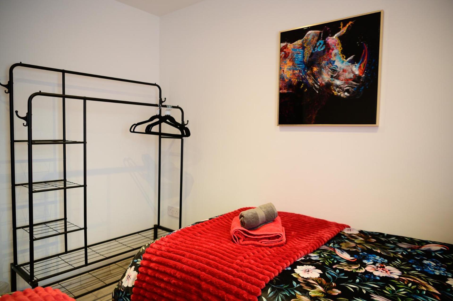 3br,1 Bathroom,1 Shower,cctv,perfect For Business Trip & Families Or Working Proffesionals-just 5 Min From M1,500mb Wi-fi,netflix,fully Equiped Kitchen,asda Supermarket 5 Min Walk,free Secure Parking&relaxing Garden *