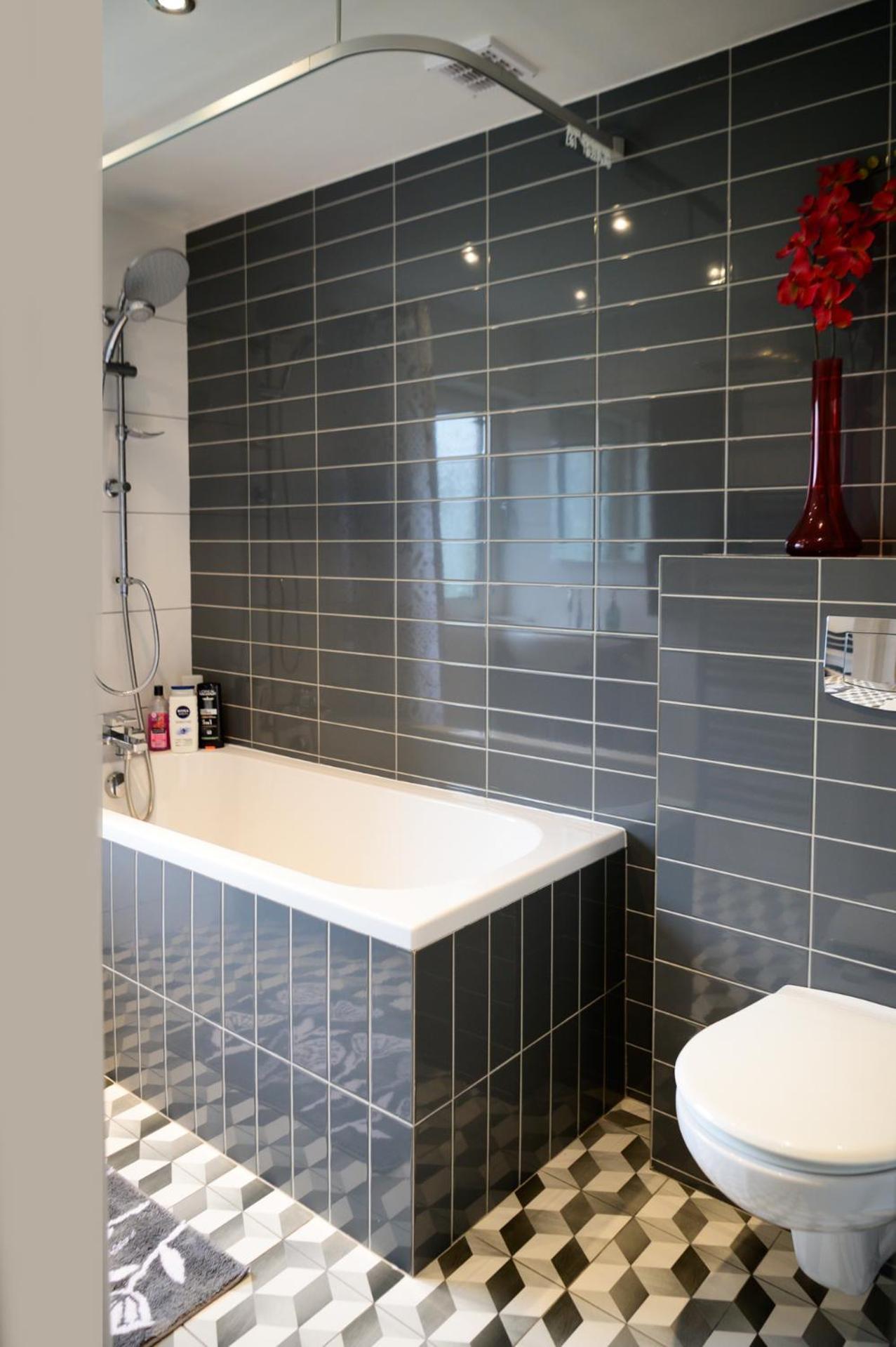3br,1 Bathroom,1 Shower,cctv,perfect For Business Trip & Families Or Working Proffesionals-just 5 Min From M1,500mb Wi-fi,netflix,fully Equiped Kitchen,asda Supermarket 5 Min Walk,free Secure Parking&relaxing Garden Nottingham