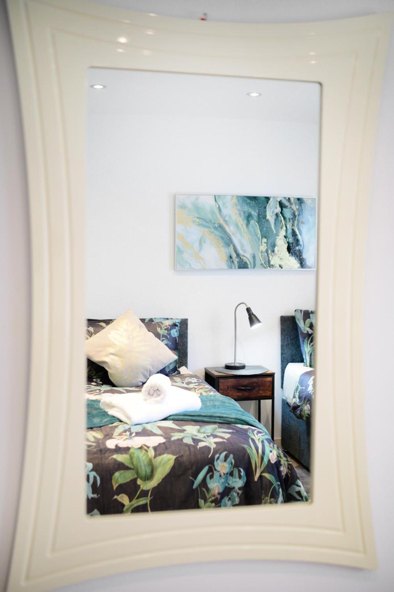3br,1 Bathroom,1 Shower,cctv,perfect For Business Trip & Families Or Working Proffesionals-just 5 Min From M1,500mb Wi-fi,netflix,fully Equiped Kitchen,asda Supermarket 5 Min Walk,free Secure Parking&relaxing Garden Vakantiehuis