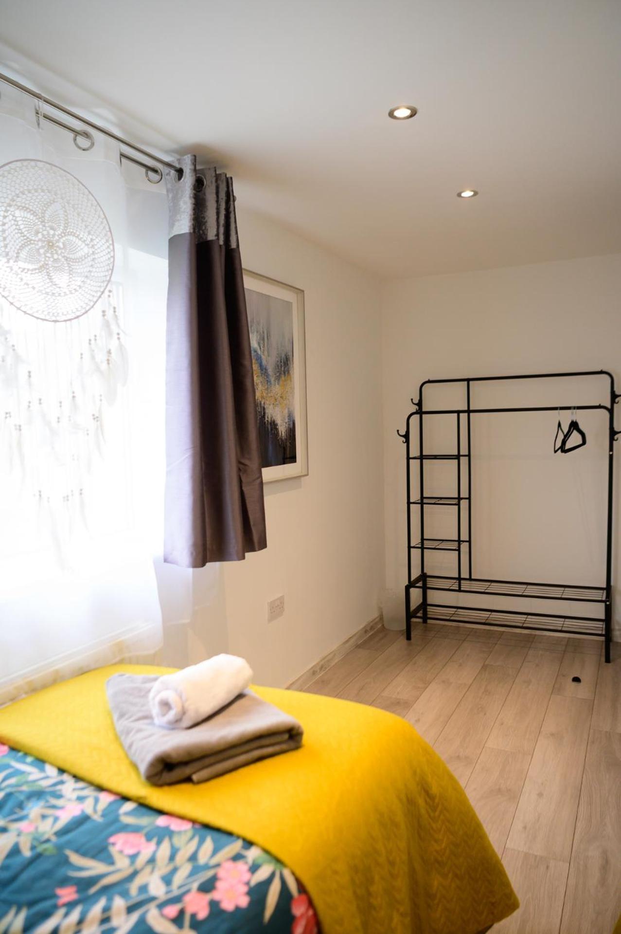 Дом отдыха Strelley House 2- Spacious With Free Off-street Parking, Wifi 500mb & Netflix, Close To M1 Jct26 Family & Contractor Friendly Ноттингем