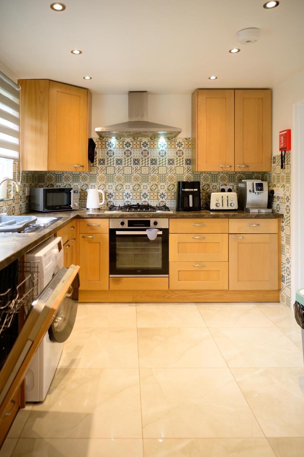 Дом отдыха Strelley House 2- Spacious With Free Off-street Parking, Wifi 500mb & Netflix, Close To M1 Jct26 Family & Contractor Friendly Ноттингем