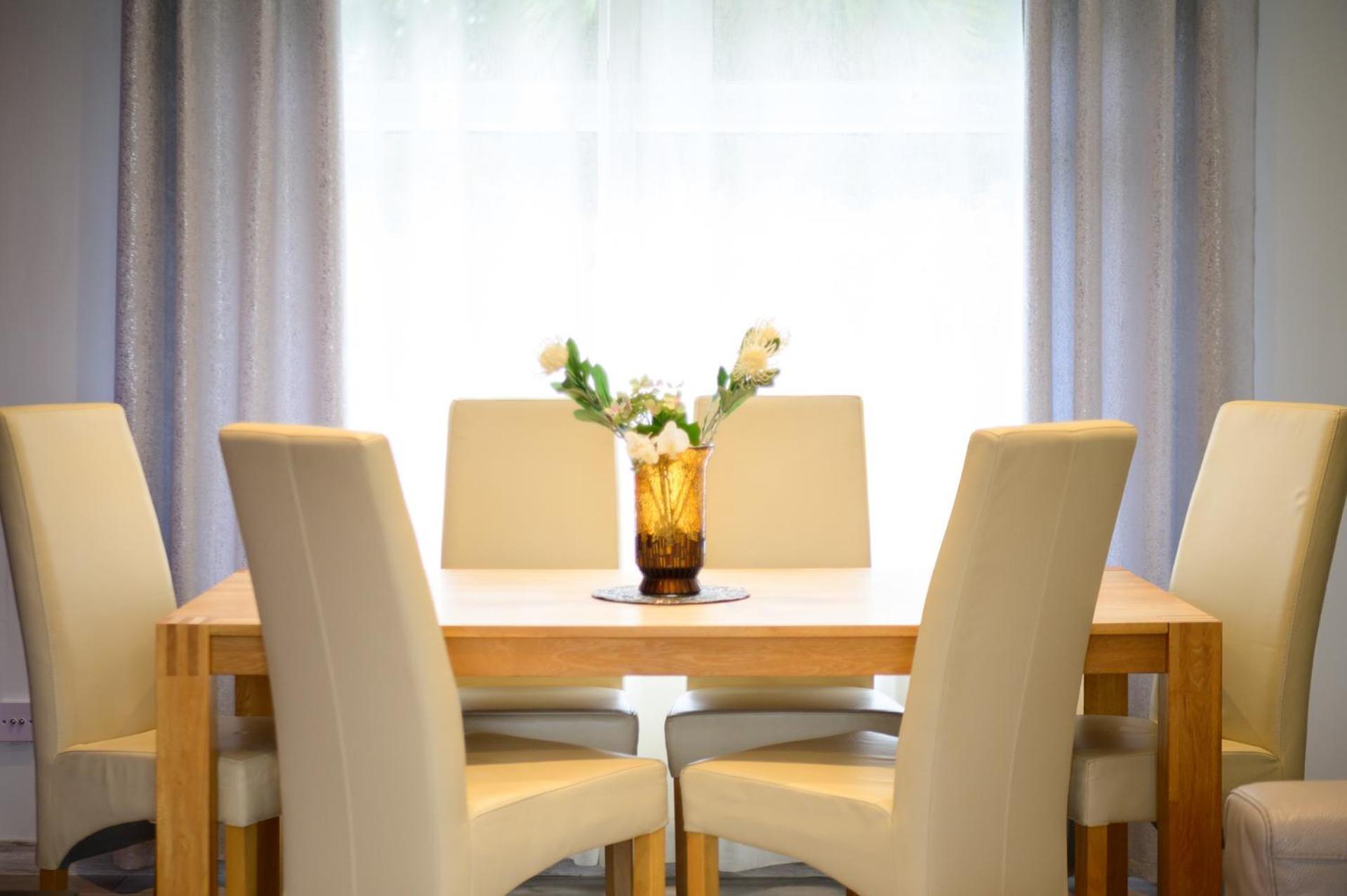3br,1 Bathroom,1 Shower,cctv,perfect For Business Trip & Families Or Working Proffesionals-just 5 Min From M1,500mb Wi-fi,netflix,fully Equiped Kitchen,asda Supermarket 5 Min Walk,free Secure Parking&relaxing Garden Vakantiehuis